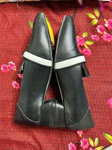 Chic Black Loafers with Bow Detail