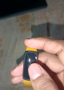 ☠️ not working Fitbit Fitness Tracker - Yellow NO