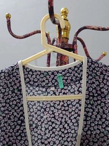 Chic Floral Sleeveless Blouse