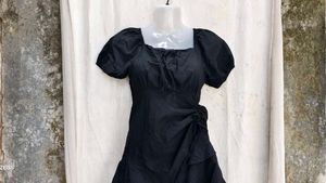 I. Chic Black Puff Sleeve Dress