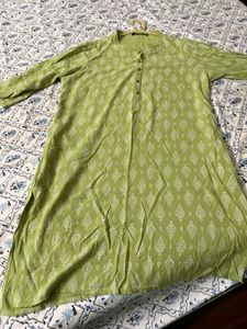 Patterned Tops Bundle - Size Medium