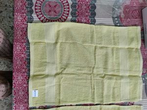 Brand new 2 hand towels 40x60 cm