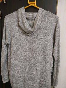 Stylish hoodie with cap