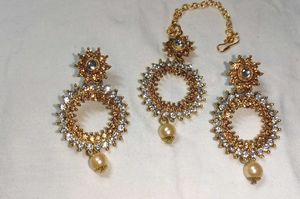 Exquisite Kundan Maang Tikka & Earrings Set