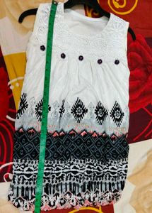Stylish White Sleeveless Tunic Top