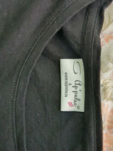Gym top with thumbholes