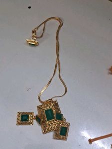 Elegant Gold &amp; Emerald Necklace Set
