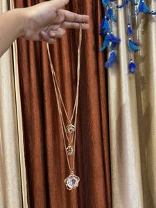 Layered Flower Pendant Necklace