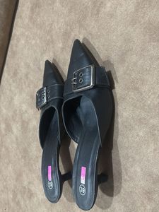Chic Black Pointed Toe Mules