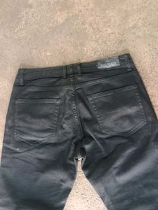 zipper  jeans.