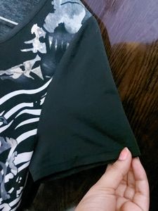 💥Beautiful hoseiry printed black top with side detaling as seen in the picture✔