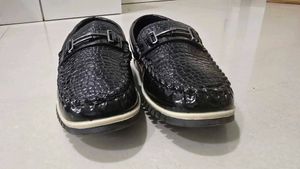 Boys Black Textured Loafers