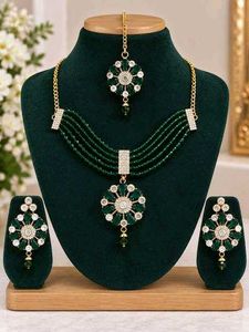 Stunning Emerald Green Kundan Jewellery Set
