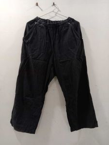 Stylish Black Wide-Leg Capri
