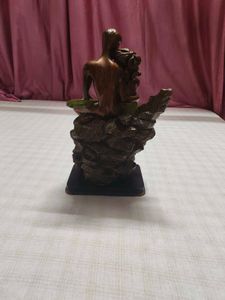statue of couple