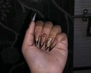 customised press on nails