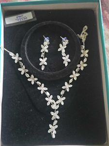 Sparkling Flowe ad Necklace &amp; Earring Set