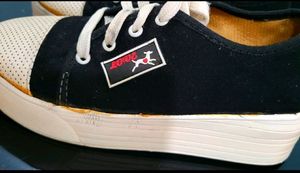 New trendy pair of sneakers(Size6)