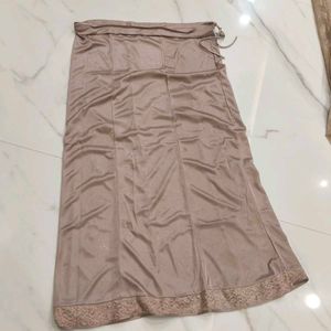 Elegant Saree with Golden Zigzag Pattern
