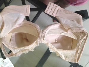 "Free Moving Plus" Lace Bra.