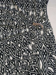 Stylish Black &amp; White Geometric Print Top