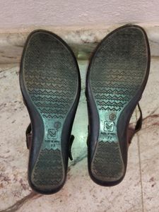 Walkaroo sandals With Back Covering