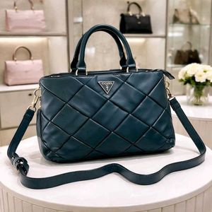 GUESSZAINA MEDIUM SATCHEL HAND BAG