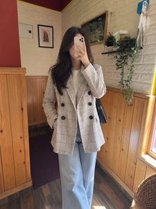 Chic Plaid Double-Breasted Blazer