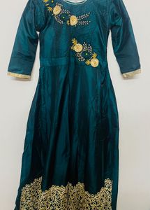 Elegant Green Embroidered Kurta 🌈