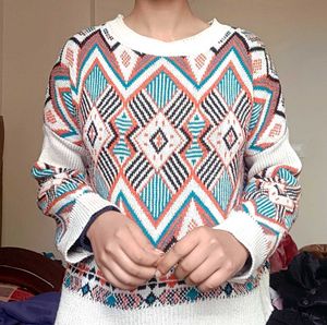white 🤍 pullover sweater of urbanic
