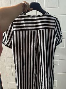 🦓Chic Black &amp; White Striped Top