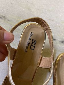 Golden Sparkling Heels😍