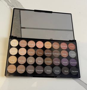 Makeup Revolution London 32 Eyeshadow Palette