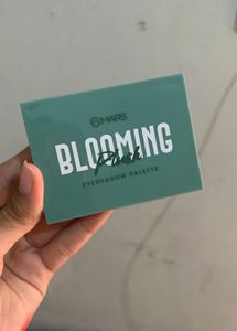 MARS Blooming Plush Eyeshadow Palette
