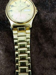 Luxury Timepiece: Golden Men's Watch