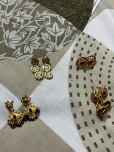comb of 4 earrings