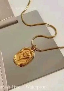 Elegant Gold Rose Pendant Necklace