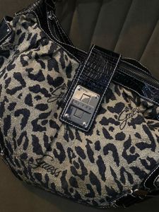GUESSStylish Leopard Print Shoulder Bag