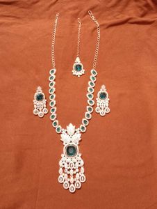Stunning Emerald &amp; Diamond Necklace Set