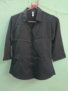 Chic Black 3/4 Sleeve Collared Top