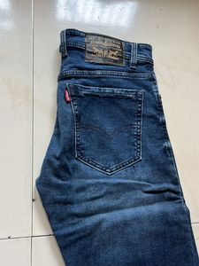 a denim skinny  jeans