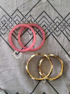 Set of 4 Fashionable Bangles