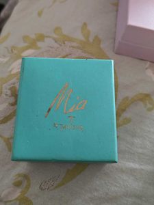Mia by Tanishq Jewellery earring box