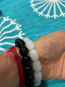 Black Round And White Oval Shape Stone Bracet