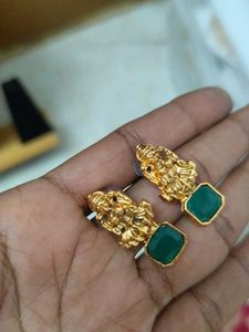 necklace set with green stone