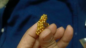 Elegant Gold Nath with Green Stones