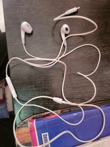 White USB-C Earbuds