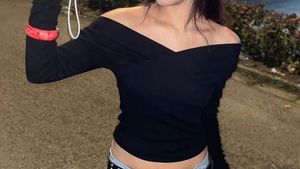 Black ribbed off-shoulder top 🖤