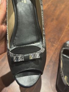 Chic Peep-Toe Flats with Bow Accent