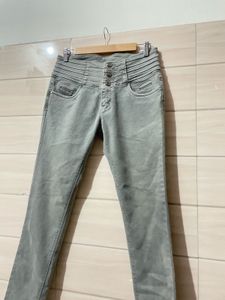 Stylish High-Waisted Grey Skinny Jeans